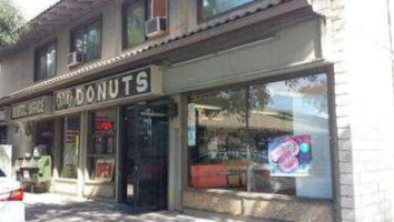 Grand Donuts