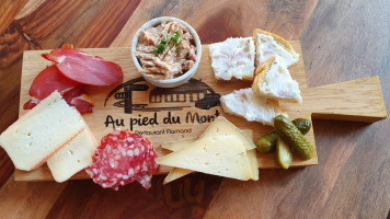 Au Pied Du Mont