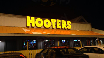 Hooters Downers Grove