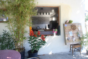 A La Fenêtre. Les Pizzas D'anna à Herm