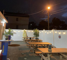 Kelly's Pub