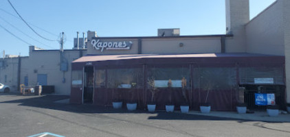 Kapones Sports Tavern